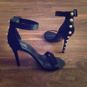 Hello! Selling size 8 beautiful shoes. Worn once.